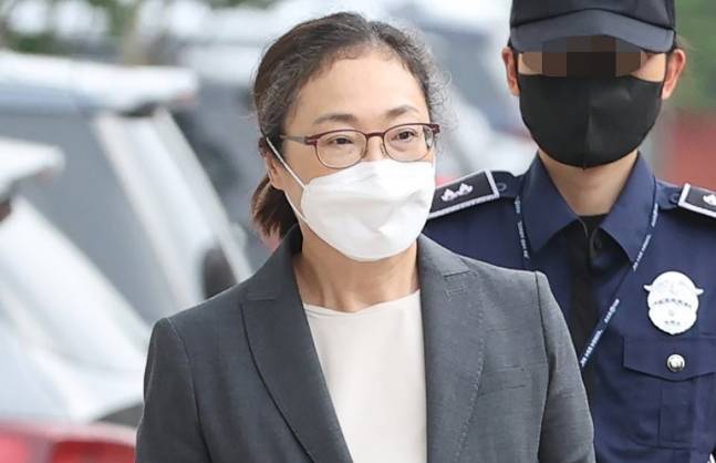 이태원 참사 부실 대응 혐의로 구속기소된 박희영 용산구청장이 법원의 보석 청구 인용에 따라 7일 오후 서울 구로구 남부구치소를 나서고 있다. 연합뉴스