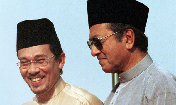 1998년 당시 마하티르 모하메드 말레이시아 총리(오른쪽)과 안와르 이브라힘 당시 부총리의 모습가 웃고 있다. 쿠알라룸푸르=AP·연합뉴스