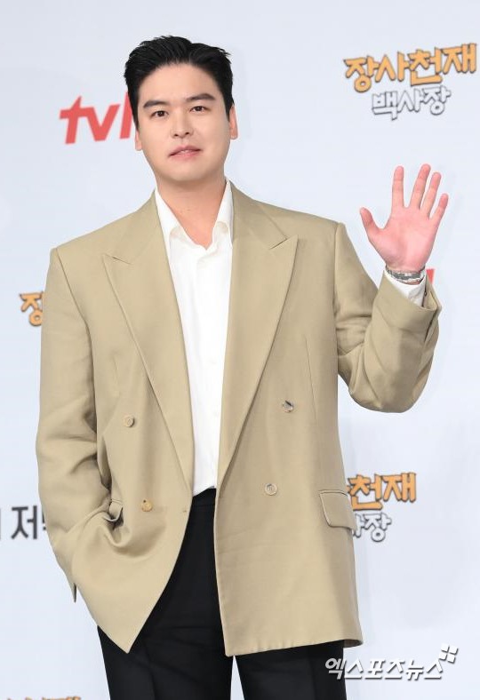 Actor Lee Jang-woo, who is loved as a Buccaneer (Buccaneer character) called Palm oil Prince with a warm visual with happiness, directly confessed that he weighed 103kg.Lee Jang-woo, who once lost 25kg and succeeded in dieting with a weight of 73kg. Lee Jang-woo, who boasted a slim jaw line and abs, quickly disappeared.He recently appeared on MBCs I Live Alone (hereinafter referred to as Nahonsan) and confessed that his weight reached 103kg.Referring to Lee Jang-woos weight-related articles, Park said, I told you to keep it between us because we gained 100 kilograms of jangwoo. Code Kunst cheered Lee Jang-woo, saying, You can take it out if you want to.The members wondered about Lee Jang-woos current weight, and Lee Jang-woo frankly said, I went on a trip a while ago and got 103kg.Jeon Hyun-moo joked that he would be more than 103kg, saying, I will reduce it again. Kee praised Lee Jang-woos unchanging visuals, saying, He is the best of 103kg I know.Lee Jang-woo, who has gained a total of 30kg, is somehow more loved in the arts. I am sincere about eating, and I got a Buccaneer called Palm oil Prince and Prince.Lee Jang-woo, who seems to be the happiest when he eats, said in last years MBC broadcast entertainment target, I want to smoke too much, but nowadays entertainment is so funny.I really want you to look at what you eat and look good. Lee Jang-woo, who has a perfect diet when he enters the work, does not forget his main job. After that, he does not miss the Palm oil Prince Buccaneer as well.His frank gestures and sincerity about food are intimately reflected and loved by the public.Photo=DB, MBC broadcast screen