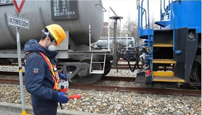 무선차량정리시스템 활용 중인 수송원(한국철도공사 제공)