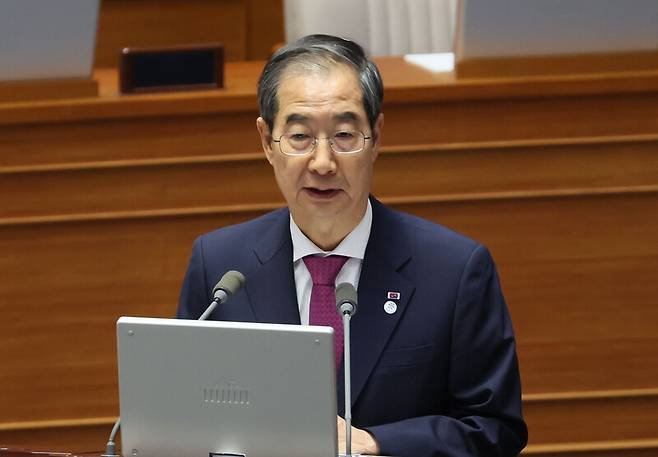 한덕수 국무총리가 12일 오후 열린 국회 본회의 대정부 질문에서 답변하고 있다. 연합뉴스