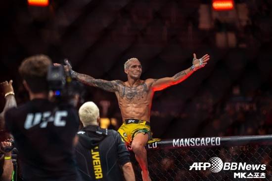 전 UFC 라이트급 챔피언 찰스 올리베이라는 지난 11일(한국시간) 캐나다 밴쿠버 로저스 아레나에서 열린 ‘UFC 289: 누네스 vs 알다나’ 코메인 이벤트에서 베닐 다리우쉬를 1라운드 4분 10초 만에 강펀치로 TKO 승리, 복귀전에서 8연승의 강자를 꺾었다. 사진=AFPBBNews=News1