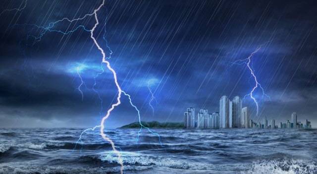 지난 10일 강원도 양양군 해변에서 낙뢰를 맞고 1명이 숨지고, 5명이 중경상을 입는 사고가 발생했다. 우선 낙뢰가 발생하면 외출을 삼가고 실내로 대피해야 한다./사진=게티이미지뱅크