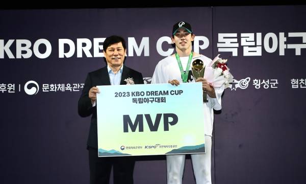 대회 MVP에 선정된 파주 진우영. KBO 제공