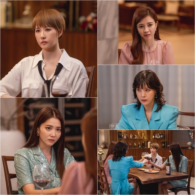 Kim Sun-a and Oh Yoon-ah, Shin Eun-jung, and Yoo Sun hold their last meeting.It is scheduled to be broadcast on June 13th. It is scheduled to be broadcast on May 13th. It is scheduled to be broadcast on May 13th. It is scheduled to be broadcast on May 13th. It is scheduled to be broadcast on May 13th. Oh Yoon-ah), Yu-Jeong (Shin Eun-jung), and Yoon Hae-mi (Yoo Sun).Earlier, Kang Chairperson was determined to crush the things Her believed in in order to make Jei a complete daughter of her own.He rescued Yuna, Yu-Jeong, and Hae-mi, who were in crisis, and told them to cut off their ties with Jei, shattering the friendship of the four.In the steel that was released today ahead of the final session, it attracts attention because it contains the figure of four people gathered in Yu-Jeongs house.When Jei finds out that his friends are in a relationship with Kang Il-gu, he looks at his friends with a sense of betrayal, while Yuna, Yu-Jeong, and Hae-mi also exchange their eyes with meaningful expressions. .Meanwhile, realizing that Kang Chairperson is the beginning of the tragedy that has happened so far, Jei begins a final revenge towards him.Jei, who wrote the Mask of revenge without feeling the sadness of losing the strongest (Oh Ji-ho), gives a heartfelt heart to his friends.Friendly friends with the river chairperson will raise their curiosity about the final session whether they will choose friendship with Jei and cooperate with revenge.