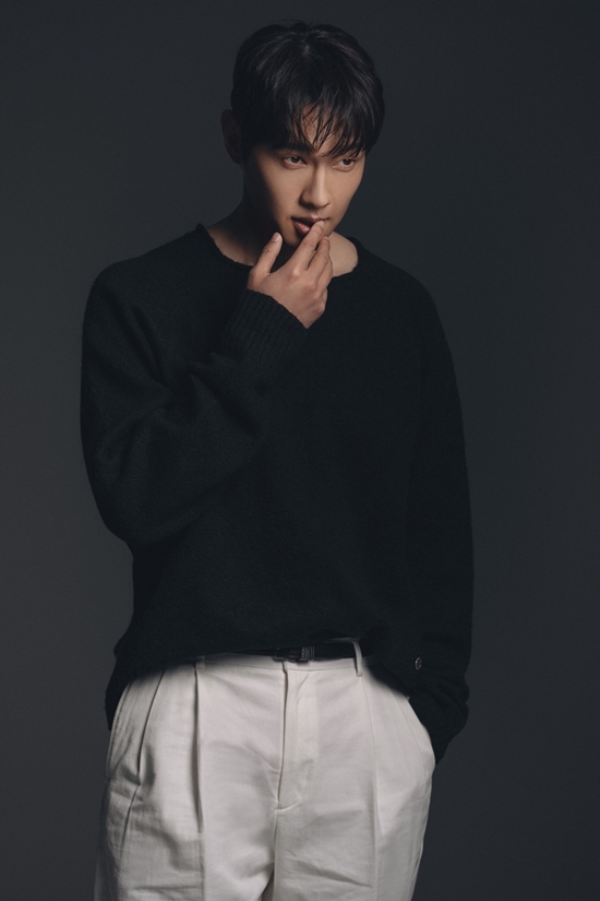 Actor Ji Hyun Woo has released a new profile picture filled with everything from boyhood to charisma.On the 13th, a new profile photo released by his agency, Royal Tien Em, Ji Hyun Woo captivates his gaze with a southern visual that stands out in the simplicity of black and white.Ji Hyun Woo proved the charm of the nation by creating a sweet mood with a bright and warm smile on the styling of a white shirt and a black leather jacket.In the ensuing cuts, those who emit a chic charm as well as an extraordinary charisma with a thick eyebrow and intense eyes were thrilled.Especially, he showed a variety of moods in his own mood, as well as his eyes and pose that go to and from boy beauty and masculinity.Ji Hyun Woo took on the role of Lee Young-guk, chairman of the FT group, in KBS 2TV weekend drama  ⁇   ⁇  shrine and lady  ⁇   ⁇ , and received a national love with a heavy but cool acting.Thanks to this, in September last year,  ⁇   ⁇   ⁇   ⁇  and  ⁇   ⁇   ⁇  climbed to third place on the global charts of the Netflix TV show category. At the time of the airing, it was talked about by domestic fans and after the end of the year, .Recently, Netflix in Japan has won the first place, and everywhere it is airing, it is catching up with the fans and continues to be popular.On the other hand, Ji Hyun Woo, who released his new profile, will continue to work on various aspects such as acting, performing arts, music, and advertising.Photography = Royalty.