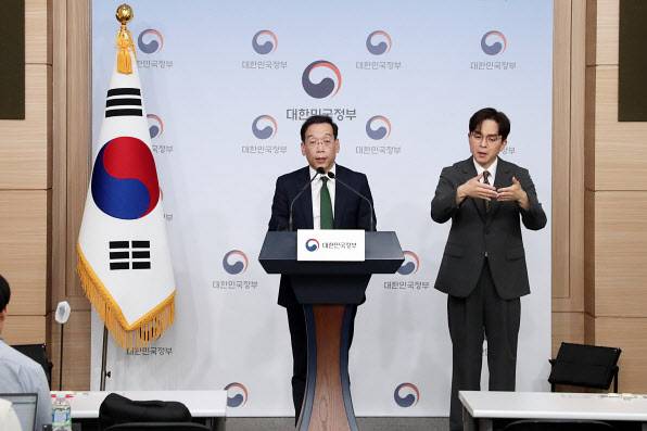최훈 행정안전부 지방자치균형발전실장이 15일 오후 정부서울청사 별관 브리핑실에서 ‘비영리민간단체 등록요건 전수조사 결과’를 발표하고 있다. (사진=행안부 제공)