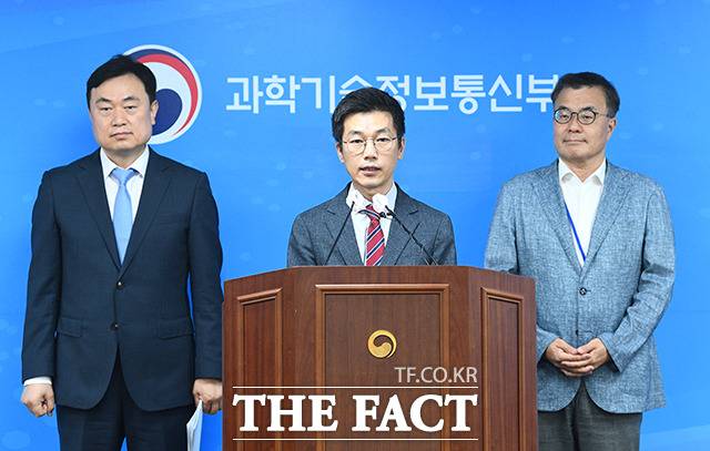 윤성훈 과학기술정보통신부 기초연구진흥과장(가운데)이 15일 오전 세종시 정부세종청사에서 기초연구과제 신규과제 선정결과를 발표하고 있다.