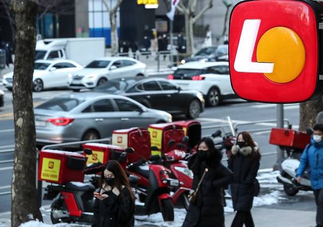 서울 한 롯데리아 가게 앞을 시민들이 지나가고 있다.ⓒ뉴시스
