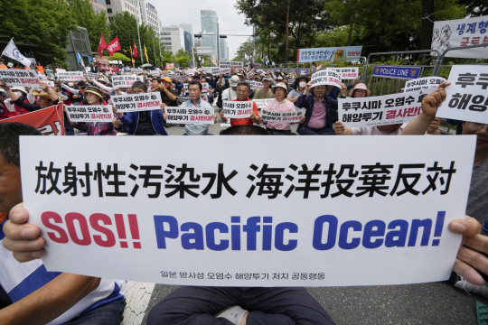 지난 12일 한국 어업종사자 등 일본 후쿠시마 제1원전 오염수(처리수) 방류에 반대하는 단체들이 서울 영긍포구 국회 앞에서 시위를 하고 있다. AP·뉴시스