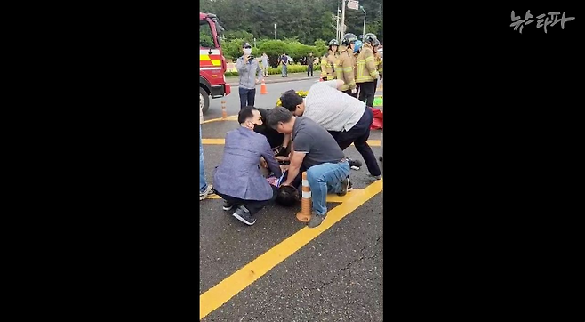 지난 5월 30일, 금속노련 김만재 위원장을 체포하고 있는 경찰의 모습. 김 위원장을 넘어뜨려 목을 짓누르고, 뒷수갑을 채웠다.