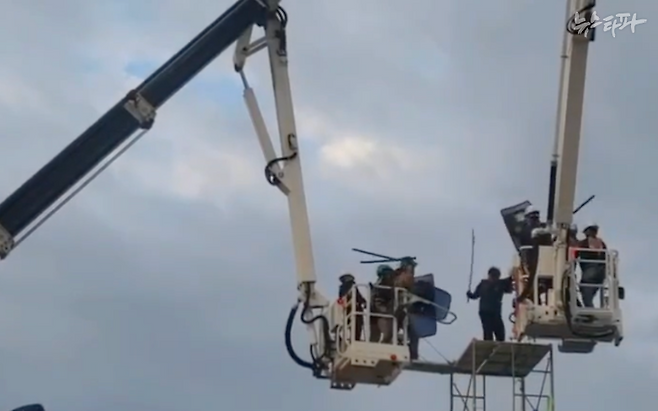 5월 31일 새벽, 경찰이 고공농성 중인 금속노련 김준영 사무처장을 강제 진압하는 모습.