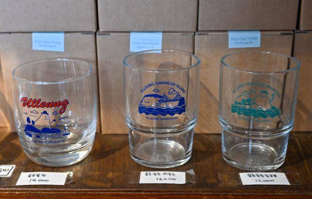 울릉도 자연 풍경에서 영감을 받아 MZ세대인 임효은 대표가 제작한 유리컵이 기념품 가게 '독도문방구'에 진열돼 있다. 울릉=최주연 기자