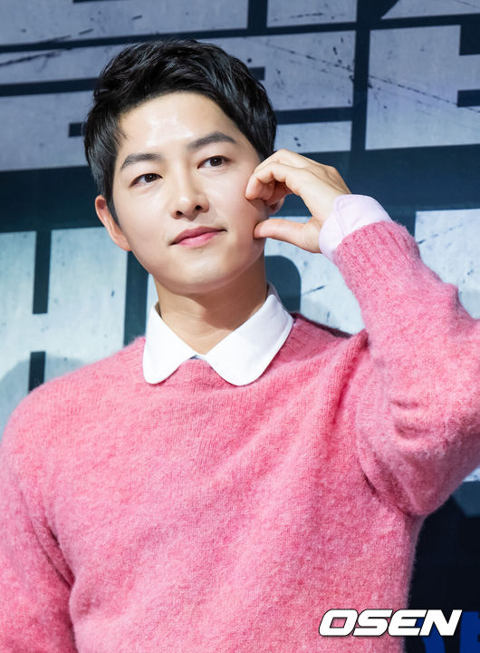 Actor Song Joong-ki became embroiled in an issue as soon as he became a father, when his interview was published, and it attracted attention by mentioning  ⁇ Career-interrupted ⁇  and  ⁇   ⁇  fuel  ⁇ .Song Joong-kis interview with Chinese entertainment media Sina Entertainment was revealed. The interview was reportedly conducted when his wife, Katie Lewis Sounders, was about to be born.Song Joong-ki was asked in an interview ahead of his wifes child birth, which would be a big inflection point in life, whether being a father would change you.Song Joong-ki is the biggest thing in my life. I always dreamed of being a father. I really love my father, and all my goodness was influenced by him.So I have dreamed of being a good father like my father since I was a child. In particular, Song Joong-ki has taken two rabbits, a single day and a family. Being a father and being a husband means losing a job in the entertainment industry.Marriage with a child seems to lose my job more and more.Song Joong-ki is different depending on the situation, but I am not afraid. I do not care. For me, family is always more important than work. I love my job and always try for my Jasin and my family.I can be a good actor, a good man, a good father, a good husband, and a good son to my parents. In the same interview, Song Joong-ki said, Money was not important in this project. I did not care about money.In fact, it is embarrassing to mention the  ⁇ no guarantee  ⁇  because it is not important to me.  ⁇He read the script and felt good. He felt good energy.  ⁇ Hwaran ⁇  deals with family violence, social underdogs. So its worth making. I wanted to be in this film.If I had been paid, my fee would have been so high that it would have cost me a lot of money. This movie is not that kind of movie.Song Joong-kis synagogue fee has been revealed through an entertainment program.In the free doctors  ⁇   ⁇ , Song Joong-kis Bargain is mentored, and in the drama  ⁇   ⁇   ⁇   ⁇   ⁇   ⁇   ⁇   ⁇   ⁇ , synagogue is about 200 million won, and the youngest son of the  ⁇   ⁇   ⁇   ⁇   ⁇   ⁇  is synagogue 300 million.With the addition of awareness, Song Joong-kis Bargain is expected to rise further, and it is estimated that it has earned about 9.2 billion won, including advertising revenue, over the past two years.After Song Joong-kis interview was released, the controversy continued.  ⁇  From the words Being a father means carer-interrupted, statements acknowledging Jasins expensive Bargain were on the board.The reaction to the movie  ⁇  Hwaran  ⁇  mention, but to mention Jasins expensive performance fee, is rashness and the reaction that  ⁇  Hwaran  ⁇  is a great work to give up the performance fee is tightly confronted.The movie  ⁇ Hwaran ⁇  starring Song Joong-ki is scheduled to be released this year.