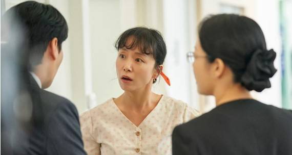 tvN 드라마 ‘일타 스캔들’의 한 장면. 남행선(전도연)이 자신의 딸이 성적이 높음에도 불구하고 경제 사정이 좋지 않다는 이유로 학원 특별반에서 탈락하자 학원 관계자에게 항의를 하고 있다. 사진 제공=tvN