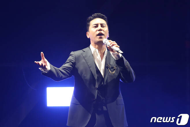 Seoul =) Singer Jang Min-Ho is presenting a spectacular stage at the 32nd Lotte Mart Duty Free Shop Family Concert at KSPO DOME in Seoul Songpa-gu Olympic Park on the 18th.The Lotte Mart Concert is a K-POP concert hosted by Lotte Mart Duty Free since 2006 to attract foreign tourists. 2023.6.18