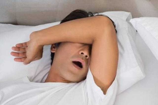 수면 중 구강 호흡은 면역력을 떨어뜨리고, 뇌졸중, 고혈압 등을 유발하는 수면무호흡증으로 이어질 수 있어 주의해야 한다./사진=클립아트코리아