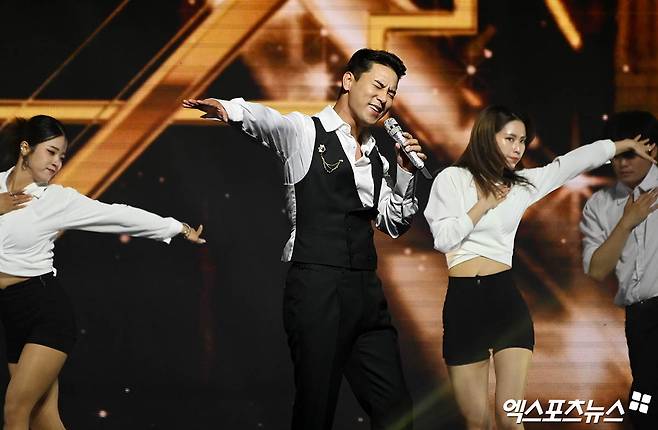 On the afternoon of the 18th, The 32nd Lotte Duty Free Family Concert was held at the Olympic KSPO DOME in Bangi-dong, Seoul.Singer Jang Min-Ho, who attended the concert on the day, is performing.