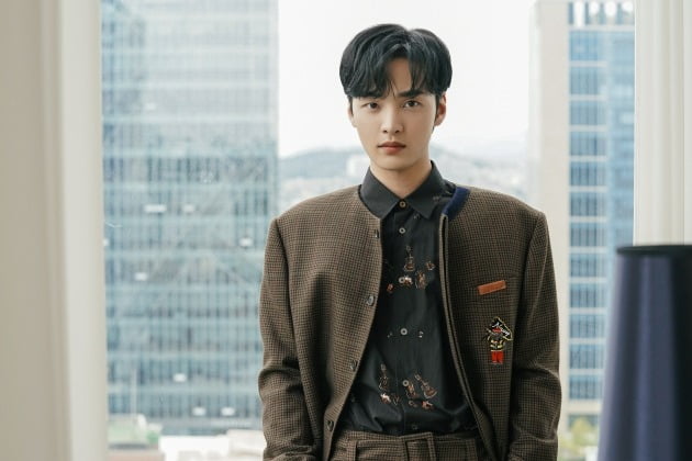 Actress Kim Min-jae reveals why she chose Master Kim3 supporting role, let alone Main actor offerOn the 19th, I met actor Kim Min-jae at a cafe in Gangnam-gu, Seoul and interviewed SBS drama Romantic Doctor Master Kim3.The SBS Romantic Doctor Master Kim series is a spin-off of the real doctor Narrative, which takes place in the background of a shabby stone wall hospital in the province.In the play, Kim Min-jae took on the role of Eun Tak!, Who became a nurse after a sick past, from season 1 to season 3.Kim Min-jae said, Unlike other seasons, I have a more heartfelt mind. It felt like the end of a long road, and I did my best.I am so happy and funny that I have a lot of heartache. Kim Min-jae has also gathered a lot of topics with the intention of re-Choices the supporting character Eun Tak!When asked if there was any concern about returning from the main actor to the supporting role, Kim Min-jae said, There were many.I shot Master Kim3 instead of Main actor Spin-off, he said. But it was Spin-off that I wanted to run right away, so I chose it and it seemed to be good Choices.Kim Min-jae said, I felt like I should not be here. I felt like I belonged.The messages and writings of Romantic Doctor Master Kim were so touching, I thought it was a necessary Spin-off in this age, and I thought it would be nice if I could influence the Spin-off a little.