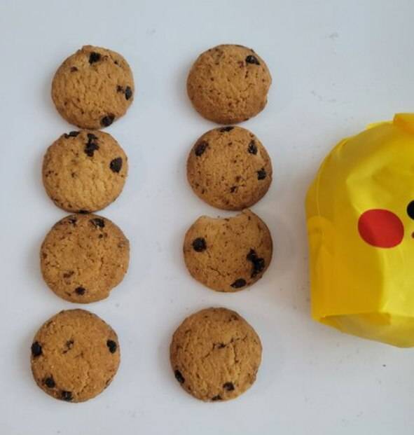 한 디저트 가게가 공장에서 제조된 대용량 쿠키를 '수제쿠키'로 속여 되판 행각이 들통났다. 사진은 소비자 A씨가 시판 중인 대용량 쿠키(왼쪽 4개)와 디저트 가게에서 직접 만들었다고 주장한 쿠키와 비교한 모습. /네이트판