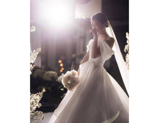 트랜스젠더 모델 최한빛이 결혼식 본식 사진을 공개해 팬들의 축하를 받았다. 최한빛 SNS