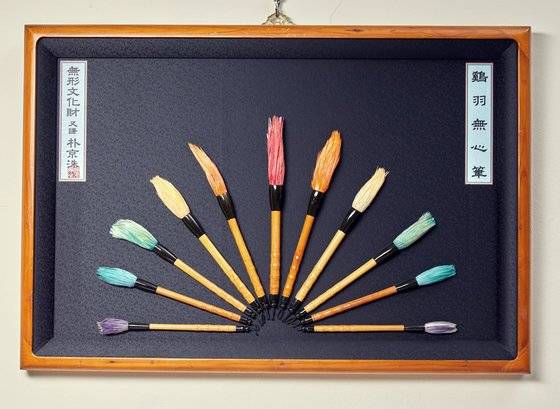 흰색 닭털을 여러 가지 색으로 염색한 계모필. 깃대가 살아있어 캘리그라피를 할 때 다양한 효과를 줄 수 있다.