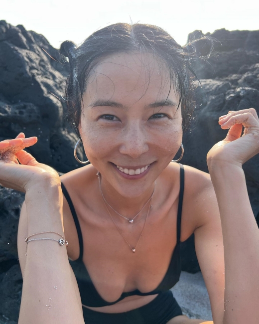 Broadcaster Kim Na-young has revealed the latest news of chrysanthemum jejuensis.On the 18th, Kim Na-young presented several photos taken on the beach with the message Beach life.In the photo, Kim Na-young and two sons enjoy a cool summer while enjoying a dip. It seems happy to sit in the trunk of the car and eat pizza.Kim Na-young was envied by netizens for her attractive freckles and slim figure, and she was also seen wearing a transparent correction device.When a Netizen asked, I wonder why you are correcting, Kim Na-young replied, To secure a molar implant position.On the other hand, Kim Na-young is 43 years old this year and is a single mom with two sons, and is in a public relationship with singer and painter Maikyu.Kim Na-young had two sons and chrysanthemum jejuensis last summer.