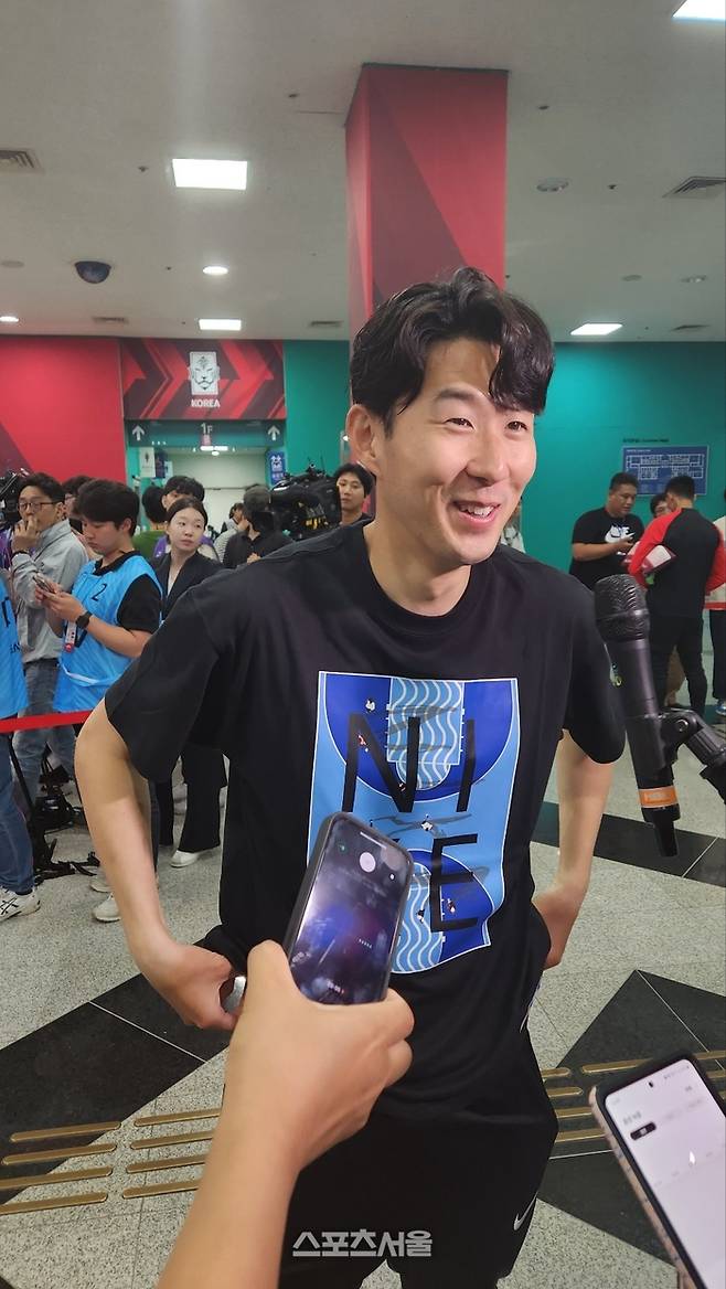 손흥민이 20일 대전월드컵경기장에서 열린 엘살바도르전 직후 사우디아라비아 영입설에 대답하며 웃고 있다. 대전 | 김용일기자