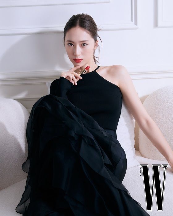 Krystal Jung (Jung Soo-jung) overwhelmed the eye with her perfect beauty.Krystal Jungs picture with a beauty brand was revealed through fashion magazine W. Korea.Krystal Jung in the picture has exuded beautiful beauty and impressed the viewers. It also attracts attention with its luxurious atmosphere and its sophisticated look and urban expression.In particular, Krystal Jung in black dress brings out an elegant appearance and alluring visuals.Meanwhile, Krystal Jung appeared in the movie Cobweb which is about to be released this year.