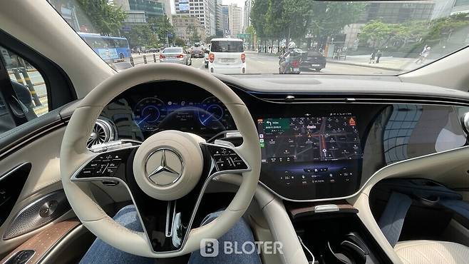 17.7인치 화면의 벤츠 EQS 450 4MATIC SUV는 카플레이용 T맵 내비게이션을 넓게 보여준다. (사진=조재환 기자)