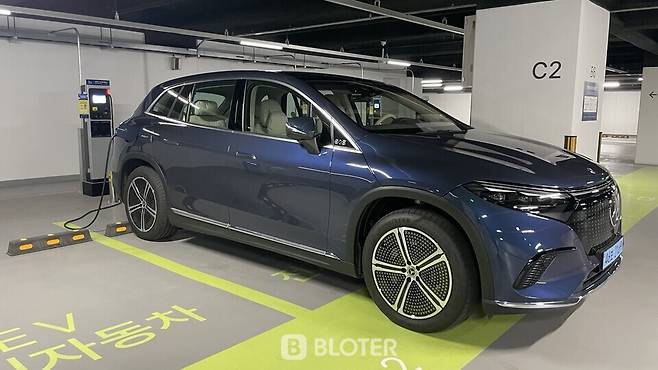 서울 역삼동 센터필드 내 완속충전소에서 충전중인 벤츠 EQS 450 4MATIC SUV (사진=조재환 기자)