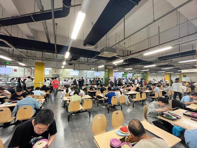 지난달 30일 중국 베이징 하이뎬구에 위치한 칭화대 학생식당에서 학생들이 저녁 식사를 하고 있다. 칭화대 학생식당의 한 끼 식사 가격은 6위안(약 1,200원) 내외로, 대부분의 학생들이 학교 내에서 하루 세 끼를 모두 해결한다. 베이징=이승엽 기자