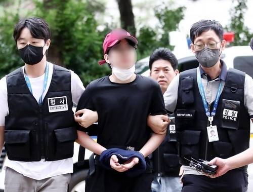 비행 중 여객기를 강제로 열려던 10대 남성이 20일 영장실질심사를 받기 위해 인천지방법원으로 들어가고 있다.|연합뉴스