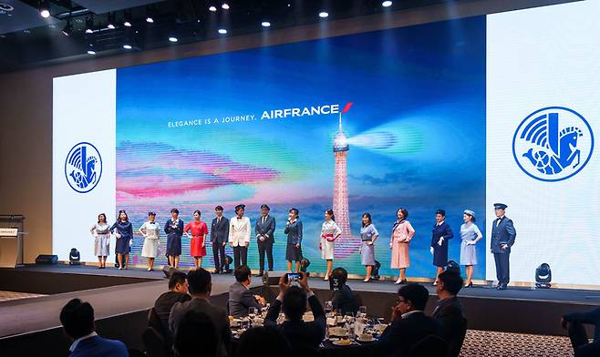 역대 에어프랑스 유니폼을 입고 등장한 에어프랑스 한국지사 직원들. /사진= 에어프랑스
