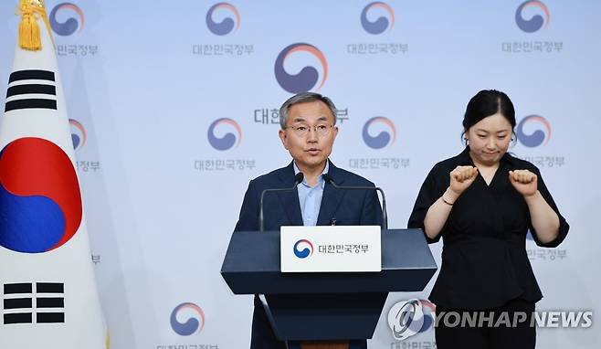 글로컬대학 예비 지정 결과 발표 (서울=연합뉴스) 홍해인 기자 = 김우승 글로컬대학위원회 부위원장이 20일 정부서울청사 별관에서 글로컬대학 예비지정 결과를 발표하고 있다.
앞서 교육부는 학령인구 감소와 급격한 산업구조 변화에 대응해 세계적 수준으로 성장할 지역 대학인 글로컬 대학을 약 30곳 뽑아 5년간 1천억원씩 지원한다는 계획을 발표한 바 있다. 2023.6.20 hihong@yna.co.kr