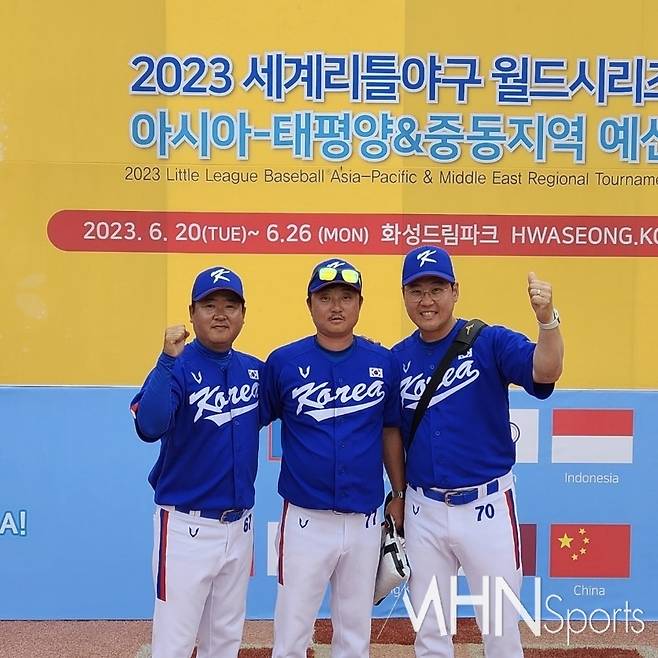 대표팀 코치진과 황상훈 감독(가운데). 제공ㅣ한국리틀야구연맹