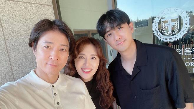 Actor Choi Soo-jong Ha Hee-ras eldest son, Minseo, appears in second House.Choi Minseo, the son of Choi Soo-jong Ha Hee-ra, recently finished shooting KBS 2TV second House 2, which will be broadcast in June.The official said, Choi Minseo came to help me with the work of building a house in second House where my mom and dad appeared after military service. It will be a place to greet viewers for the first time in about 10 years.I expect a lot of expectations, he said.Secon House is a 3-Iron resuscitation healing reality program where performers remodel 3-Iron left in A Month in the Country and live self-sufficiently.It was a meaningful process of reviving the 3-Iron of A Month in the Country at the time of Season 1, and it was well received that it conveyed the authentic sound through the performers who are self-reliant and growing in nature.Choi Soo-jong Ha Hee-ra couple, Ju Sang Wook Jo Jae-yoon and second House, which came back in four months, are cruising with the first broadcast on the 1st.Meanwhile, Choi Soo-jong Ha Hee-ra married in 1993, has a son, Minseo, born in 1999, and a daughter, Yoon Seo, born in 2000. The eldest son, Minseo, enlisted in December 2020 and was discharged in May last year.Photo = DB, ha hee-ra