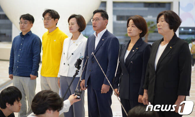 정의당 원내지도부가 22일 김포공항에서 일본 후쿠시마 방문 입장 발표를 하고 있다. ⓒ News1 DB