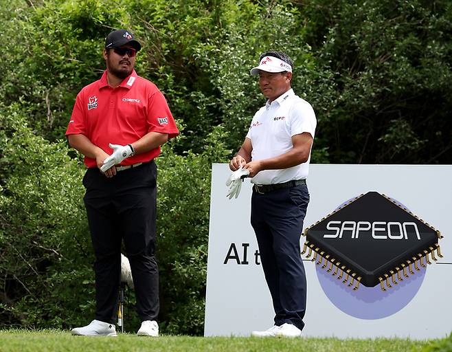 최경주(오른쪽)가 19일 제주 핀크스GC에서 열린 KPGA 코리안투어 SK텔레콤오픈 2라운드에서 정찬민과 대화를 나누고 있다. 사진제공 | KPGA