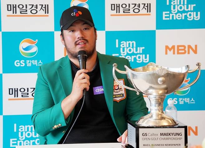정찬민이 남서울CC에서 열린 ‘제42회 GS칼텍스 매경오픈’ 최종라운드에서 우승한 후 인터뷰를 하고 있다. 제공 | 대회 조직위원회