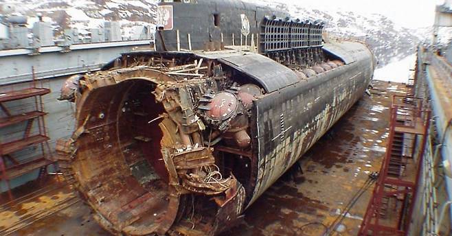 함수 부분이 장착한 어뢰 폭발로 인해 함수 부분이 파괴돼 침몰한 러시아 쿠르스크 핵잠수함의 인양 후 모습. 108명의 승조원이 목숨을 잃었다./자료사진