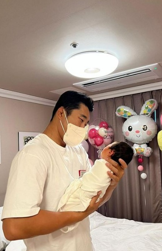 Mixed Martial Arts player Kim Dong-hyun, 41, revealed her third daughterKim Dong-Hyun released several photos on the 23rd with an article, Finally, as a postpartum care center, the first day of holding tobongi. Thank you so much for the healthy birth of our youngest daughter.In the photo, Kim Dong-hyun holds her daughter in her arms and smiles happily. I can feel her affection for her daughter in her eyes. Kim Dong-hyun added a hashtag called 8th day of birth.Kim Dong-Hyun announced her pregnancy news through KBS 2TV Superman Returns last December. Tae-myeong tobongi means rabbit-like bongi junior.Meanwhile, Kim Dong-hyun married a non-celebrity wife of six years younger in 2018, and later got the first Dano County in 2019 and the second Yeonwoo Yang in 2021.