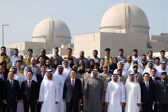 지난 1월, 아랍에미리트 바라카 원자력발전소 3호기 가동식에 참석한 윤석열 대통령(앞줄 가운데). ⓒ연합뉴스