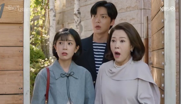 Cha Hwa-yeon was appalled to see stepdaughter Choi Ja-hye receive Confessions of a Sung Hyuk.In the 27th episode of the KBS 2TV weekend drama  The Real One Has Appeared!! ⁇  (playwright Cho Jung-joo / director Han Jun-seo), In-ok Lee (Cha Hwa-yeon) I knew a fake marriage.Sung Hyuk took Gong Ji-myeong home and said, If youre going to ask me out, lets do it for real. Dont just sell my name, lets go on a real date.She was good as a woman and confided.Oh Chartreuse (Baek Jin-hee), coma (Ahn Jae-hyun) and In-ok Lee witnessed the appearance.Coma blocked her husband, Cha Hyeon-woo, who was about to come out in a hurry, so she could not see them.I do not think its a real couple, said Yeon Sang-hoon. Its not like two people. Cage said, Lets make it a fake romance. I do not want to do that. Here in front of Cages house.