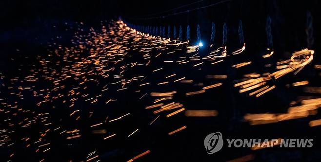 안동 하회 선유줄불놀이 '불꽃의 향연' (안동=연합뉴스) 윤관식 기자 = 24일 오후 경북 안동 하회마을 만송정 일원에서 '하회 선유줄불놀이'가 열리고 있다. 2023.6.24 psik@yna.co.kr