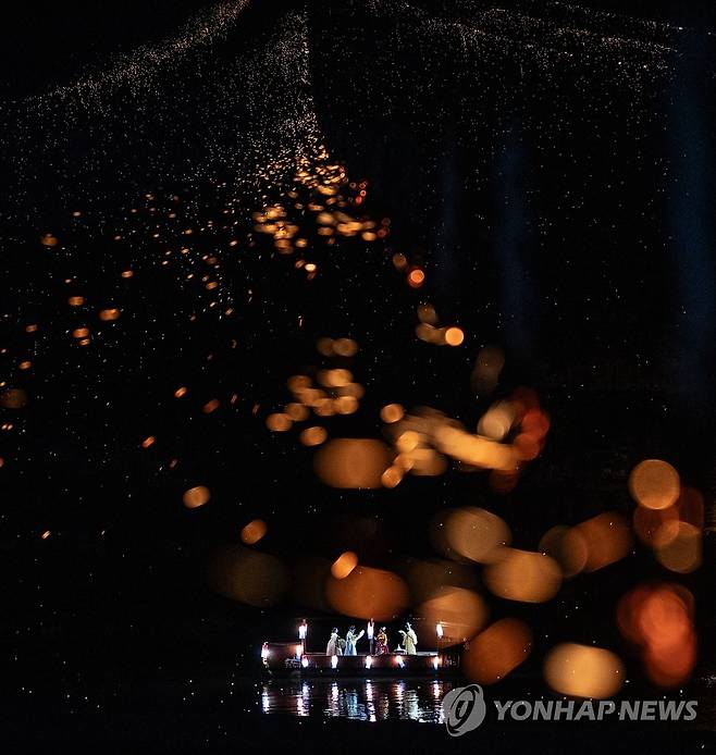 불꽃 아래 뱃놀이 (안동=연합뉴스) 윤관식 기자 = 24일 오후 경북 안동 하회마을 만송정 일원에서 '하회 선유줄불놀이'가 열리고 있다. 2023.6.24 psik@yna.co.kr