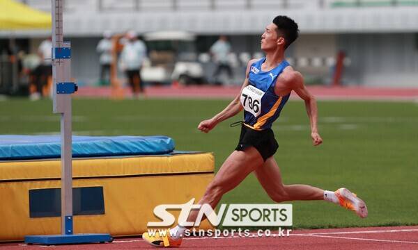 25일 오후 강원도 정선종합경기장에서 열린 '제77회 전국육상경기선수권대회' 남자부 높이뛰기에 출전해 시즌 최고기록(SB)인 2m33을 작성한 우상혁. 사진┃데일리런 제공