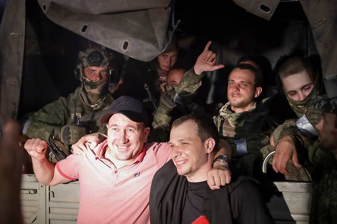 바그너 그룹이 철수를 발표한 24일(현지시각) 러시아 시민들이 바그너 그룹 병사들과 함께 웃으며 기념 사진을 찍고 있다. /AP 연합뉴스