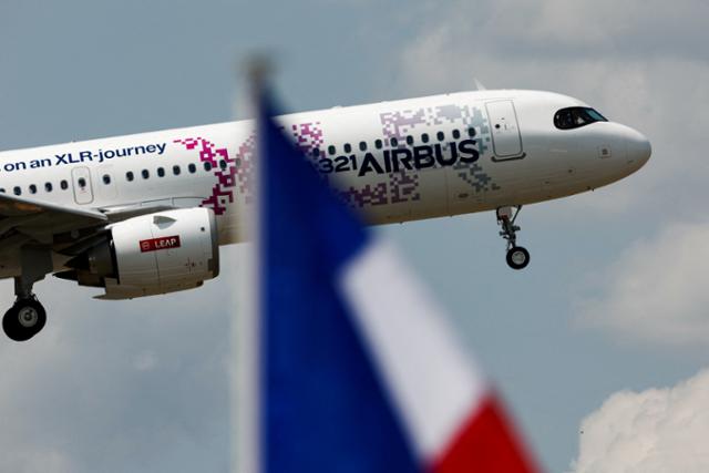21일 프랑스 파리 인근 르부르제 공항에서 열린 제54회 국제 파리 에어쇼에서 에어버스 A321 XLR 항공기가 전시 비행을 하고 있다. 르부르제=로이터 연합뉴스