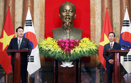 Korean President Yoon Suk Yeol, left, and Vietnamese President Vo Van Thuong hold a joint press briefing after their bilateral summit at the presidential palace in Hanoi on Friday. [JOINT PRESS CORPS]